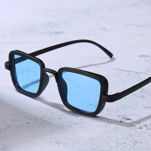 Occhiali da sole steampunk quadrati rétro con montatura nera opaca e lenti blu
