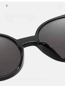 Gros plan sur les plaquettes de nez intégrées de ces lunettes de soleil œil-de-chat