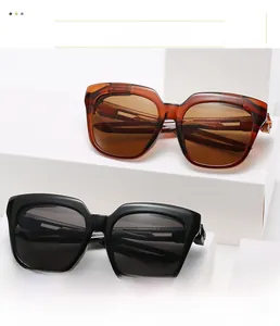 Nahaufnahme der quadratischen Sonnenbrille mit Materialtextur und Bügelspezifikationen