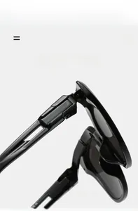 Detailansicht der hochwertigen flexiblen Scharniere an einer schwarzen quadratischen Sonnenbrille
