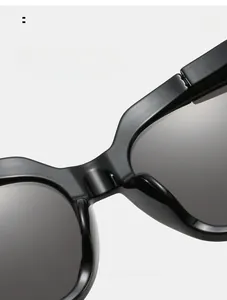 Detailaufnahme der integrierten Nasenpads an der glänzenden schwarzen Sonnenbrille