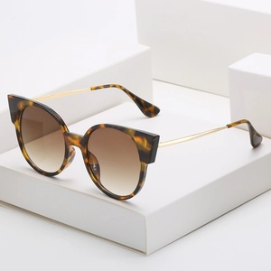 Lunettes de soleil œil-de-chat surdimensionnées avec monture écaille et branches dorées