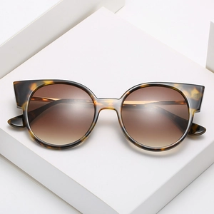 Lunettes de soleil œil de chat surdimensionnées à monture écaille et verres dégradés