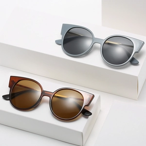 Lunettes de soleil œil de chat surdimensionnées pour femmes en gris et ambre chic