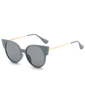 Lunettes de soleil œil de chat surdimensionnées, monture grise et branches dorées