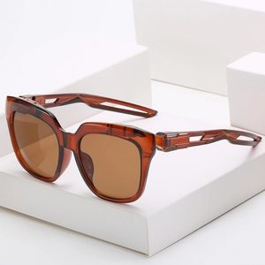 Quadratische Bernstein-Sonnenbrille mit geometrischen Bügeln auf weißen Display-Blöcken