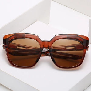 Quadratische Bernstein-Acetat-Sonnenbrille mit braunen Gläsern auf geometrischen Stufen