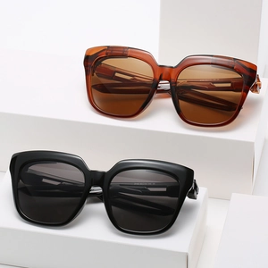 Stilvolle quadratische Sonnenbrille in Bernstein und Schwarz mit Hochglanz-Finish