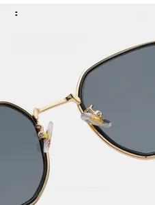 Détail des plaquettes en silicone sur monture dorée pour un confort optimal des lunettes