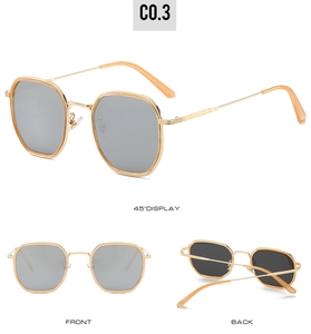 Vue sous trois angles de lunettes de soleil carrées dorées avec verres gris et embouts