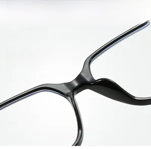 Detail der quadratischen Brille mit integriertem Nasensteg und leichtem Materialdesign