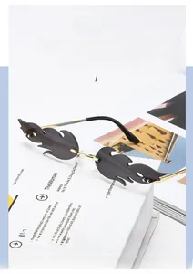 Détail de lunettes de soleil sans monture en forme de flamme avec branches dorées