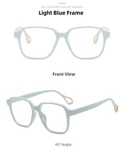 Detailansicht hellblaue quadratische Brille mit goldenem geometrischem Hohlmuster am Bügel