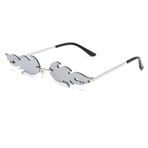 Lunettes de soleil futuristes en forme de flamme argentée avec verres miroir pour fête
