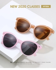 Nahaufnahme der Cat-Eye-Sonnenbrille mit mattem Rahmen und Nieten auf weißen Blöcken