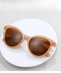 Detailansicht der champagnerfarbenen Cat-Eye-Sonnenbrille mit braunen Gläsern und Dekor