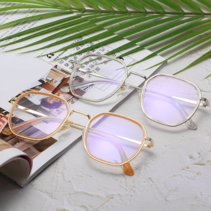 Lunettes de soleil carrées à monture métallique avec verres anti-lumière bleue sur magazine