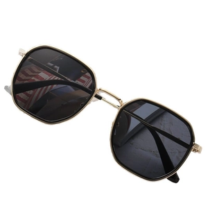 Lunettes de soleil carrées classiques en métal doré avec verres gris foncés