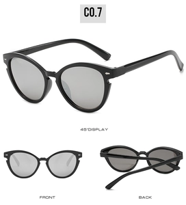 Cat-Eye-Sonnenbrille mit schwarzem Rahmen und silbernen Gläsern aus mehreren Blickwinkeln