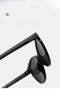 Nahaufnahme des flexiblen Scharniers und der Modellnummer auf der schwarzen Sonnenbrille