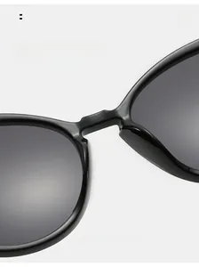 Nahaufnahme der bequemen Nasenpads und des schwarzen Rahmens der Cateye-Sonnenbrille