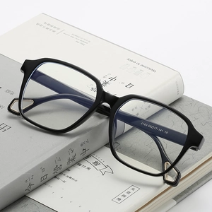 Modische Oversize-Quadratbrille mit Blaulichtfilter, schwarzem Rahmen und Golddetails