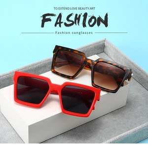 Detailansicht der quadratischen dicken Sonnenbrille in Rot und Schildpatt-Optik