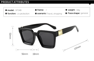 Detailansicht der schwarzen quadratischen Sonnenbrille mit goldenen Verzierungen am Bügel