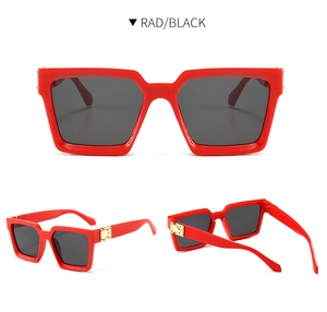 Detailansicht der markanten roten quadratischen Sonnenbrille mit goldener Verzierung