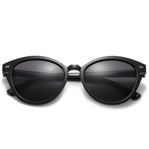 Klassische schwarze Katzenaugen-Sonnenbrille mit grauen Gläsern und Silberverzierung