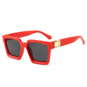 Modische rote quadratische Oversize-Sonnenbrille mit dunklen Gläsern und Goldakzenten