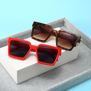 Schicke quadratische Sonnenbrille in Rot und Leoparden-Schildpatt mit Verlaufsgläsern