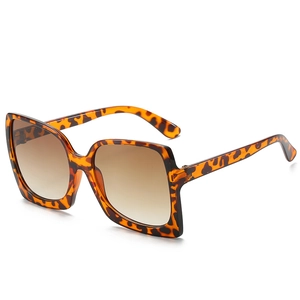 Oversized trendy square sunglasses with classic leopard tortoise frame and brown gradient lenses