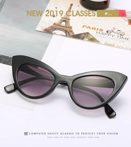 Lunettes de soleil œil de chat chic avec monture noire et verres dégradés violets de près