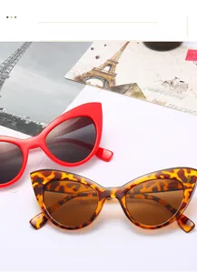 Gros plan de lunettes de soleil œil-de-chat rétro en rouge vif et écaille classique