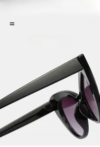 Détail de la monture en métal léger et des verres dégradés violets de ces lunettes