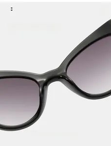 Gros plan sur les plaquettes de nez intégrées des lunettes œil de chat à verres dégradés