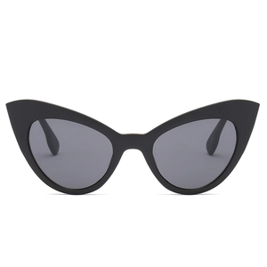 Lunettes de soleil œil de chat rétro avec monture noire et verres gris foncé tendance