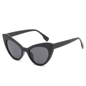 Lunettes de soleil œil de chat noires avec verres gris foncé sur fond blanc