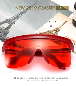 Détail de lunettes de soleil masque rouges avec monture futuriste semi-transparente
