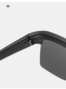 Détail des charnières métalliques sur lunettes de soleil sportives surdimensionnées