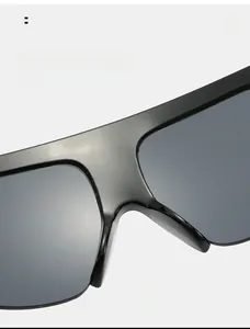 Détail des plaquettes de nez confortables intégrées sur lunettes de soleil noires