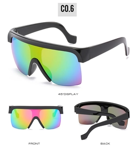 Vue multi-angle de lunettes de soleil masque oversize avec verres miroir arc-en-ciel