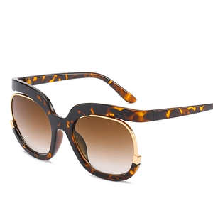 Fashion oversized tortoiseshell sunglasses with brown gradient lenses and metal top bar details
