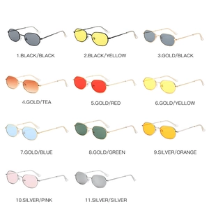 Collezione di 11 occhiali da sole vintage in metallo con lenti colorate su sfondo bianco