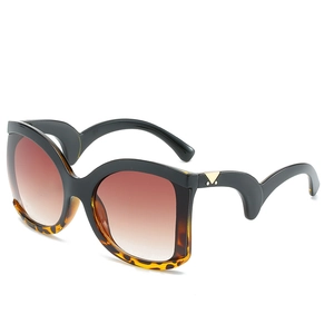 Chic oversized two-tone sunglasses with wavy temples and gradient brown lenses
