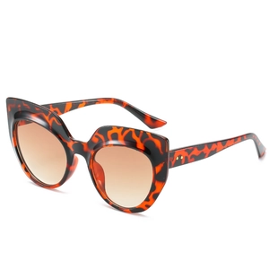Fashionable tortoise shell cat-eye sunglasses with gradient brown lenses in a 3/4 view