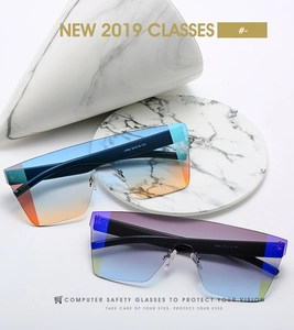 Vue détaillée des lunettes de soleil oversize 8080 avec verres dégradés sur marbre