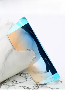 Détail des lunettes de soleil 8080 sans monture avec verres dégradés bleu et orange