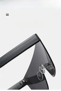 Détails des lunettes de soleil noires avec charnières métalliques et plaquettes de nez